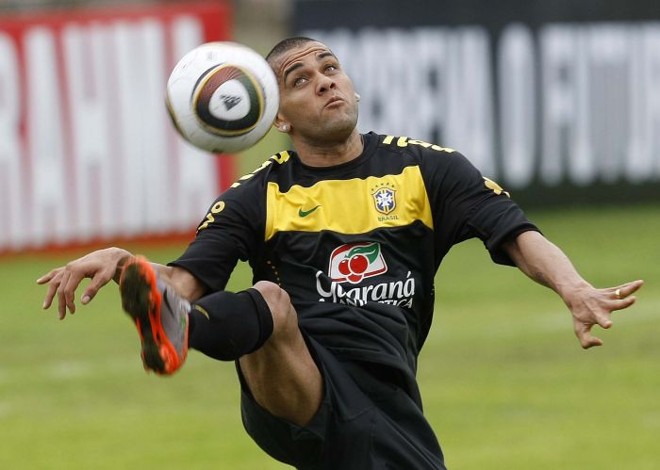 Daniel Alves estreou em Copas do Mundo em 2010. O atual titular da lateral-direita do Brasil era reserva no time comandado por Dunga naquela Copa. A seleção fez sua preparação no CT atleticano antes de viajar para a África do Sul |