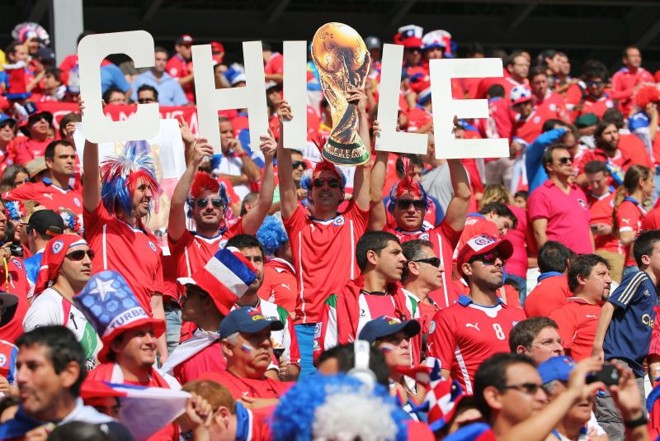 Fãs da seleção chilena torcem antes do início do jogo contra a Holanda | 