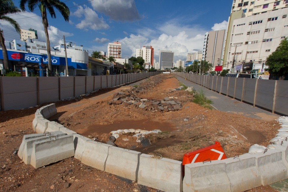 Inconclusa, obra do VLT de Cuiabá ficará escondida por tapumes durante o Mundial | André Romeu/ Folhapress