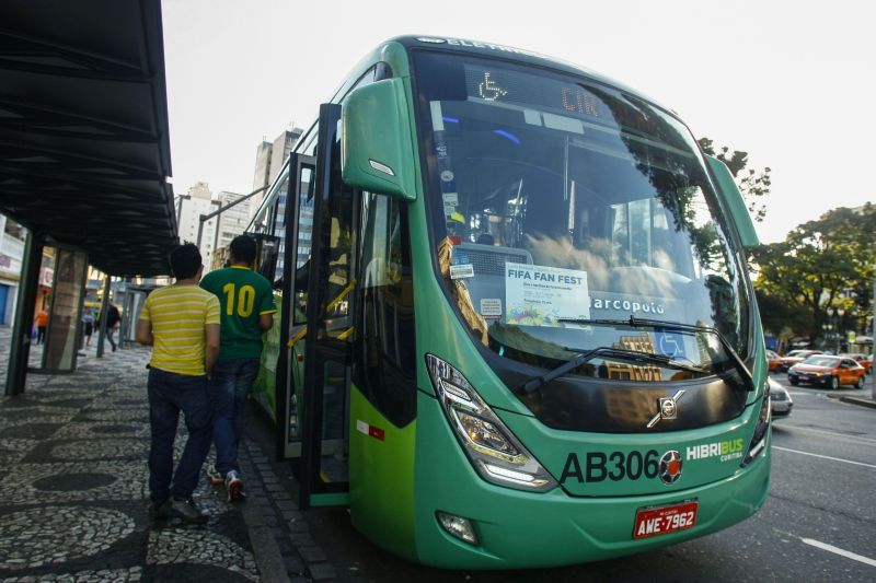 A linha da Fifa Fan Fest sai a cada 15 minutos da Praça Rui Barbosa e passa pela Praça Tiradentes | André Rodrigues/Gazeta do Povo