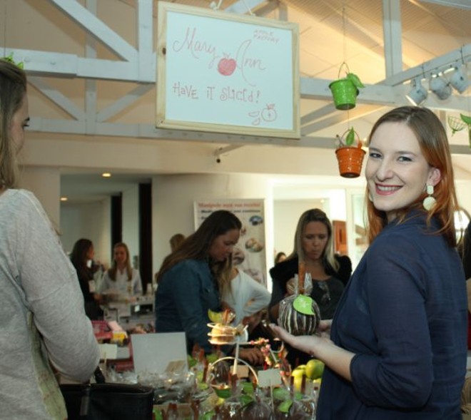 Mariana Salata exibe uma das maçãs gourmet, ideia que ela trouxe dos Estados Unidos e que fizeram enorme sucesso nas duas últimas edições do bazar 2Get Sale | 