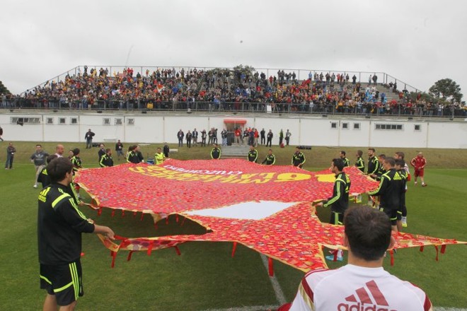 Jogadores exibiram mensagem para os torcedores | 