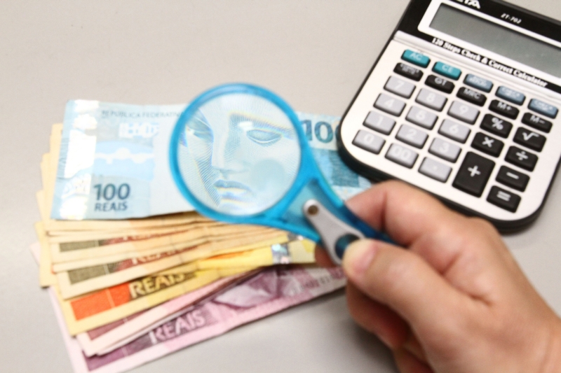 Descontos em serviços podem ajudar a adequar as despesas à realidade financeira da família | Gilberto Abelha/ Gazeta do Povo