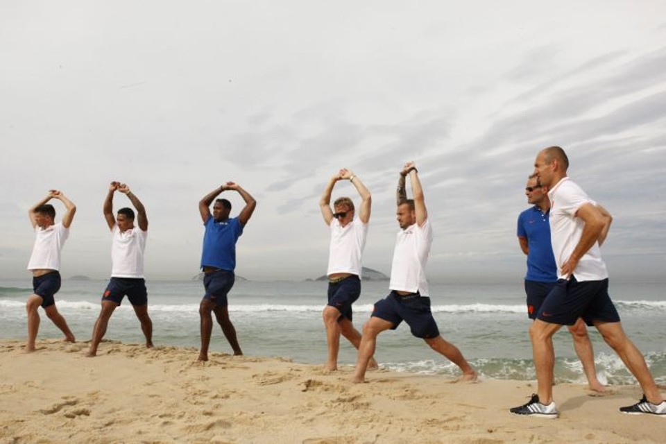 Jogadores da Holanda se alongam na praia de Ipanema | Fabio Teixeira / Folhapress