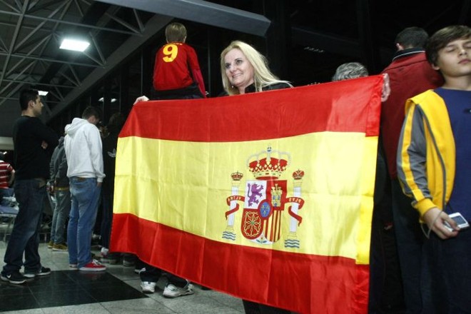 Torcedora da Espanha foi recepcionar a seleção no Afonso Pena |