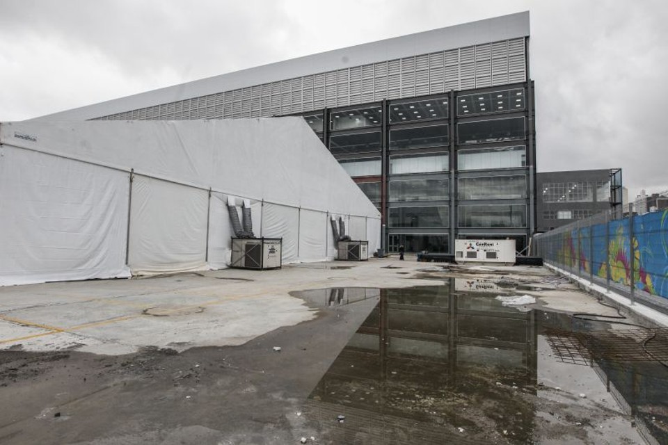 Mais água parada e sujeira ao lado do centro de mídia | Daniel Castellano / Gazeta do Povo