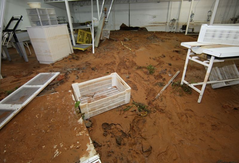 Fábrica de cosmético inundada em São José dos Pinhais. Moradores e comerciantes culpam o aeroporto pelos estragos | Aniele Nascimento/Agência de Notícias Gazeta do Povo