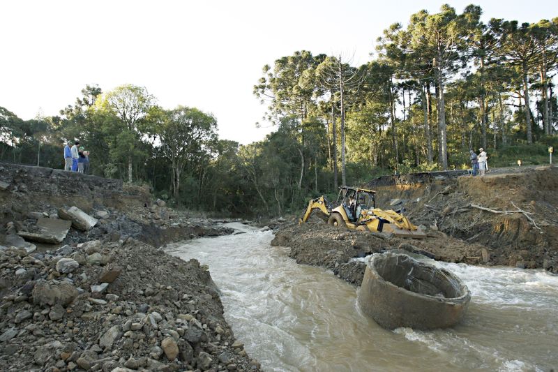 A água levou trecho da pista da PR-151 entre São João do Triunfo e São Mateus do Sul | Josué Teixeira/Gazeta do Povo
