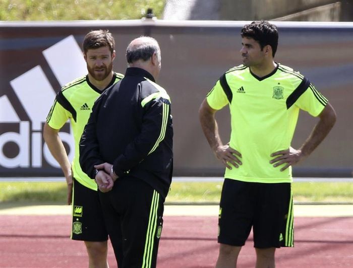 Técnico Vicente del Bosque conversa com o atacante Diego Costa, que se aprentou à Espanha nesta segunda-feira | EFE