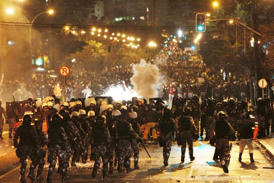 Clamor das ruas com meia resposta As manifestações de 2013 pediam mais recursos para transporte, educação e saúde, fim da corrupção e reforma política. Até a Copa do Mundo foi tema dos protestos | Daniel Castellano / Gazeta do Povo