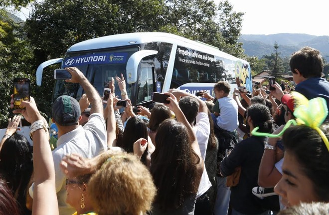 Torcedores acompanham a chegada da seleção brasileira à Granja Comary | 