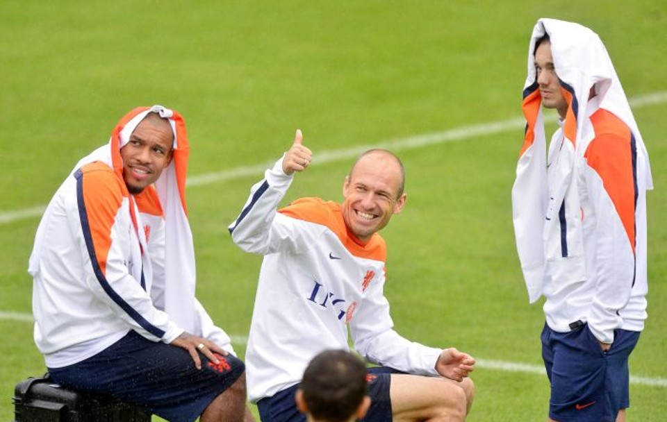 Robben (ao centro), da Holanda, chegou a entrar em campo durante treino, mas fez atividades leves | EFE