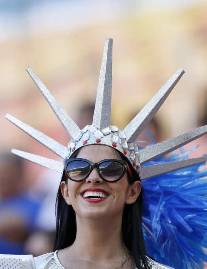 Estátua da Liberdade foi a fantasia de torcedora norte-americana para partida |