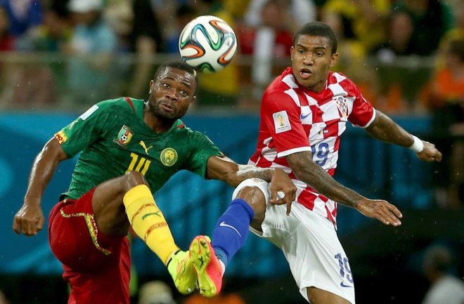 Chedjou, de Camarões, disputa bola com o croata Sammir | 