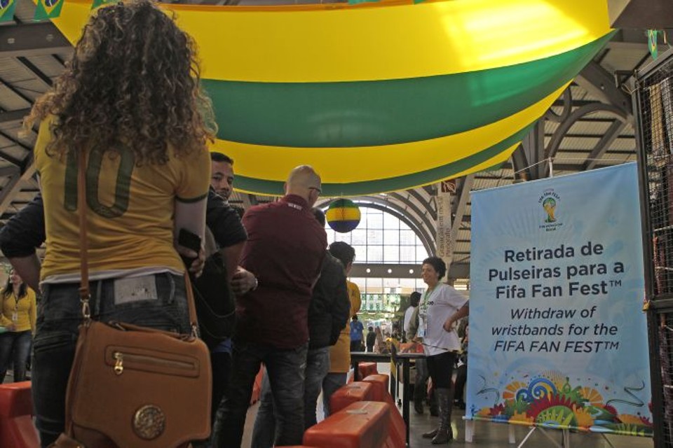 Movimentação de torcedores em busca da pulseira de acesso à Fan Fest foi grande na Praça Rui Barbosa em toda a manhã desta quinta | Jonathan Campos / Gazeta do Povo