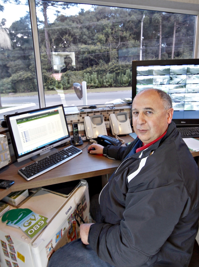 Aparecido Alves da Silva monitora o circuito de segurança: Moradores querem mais | Daniel Castellano/ Gazeta do Povo