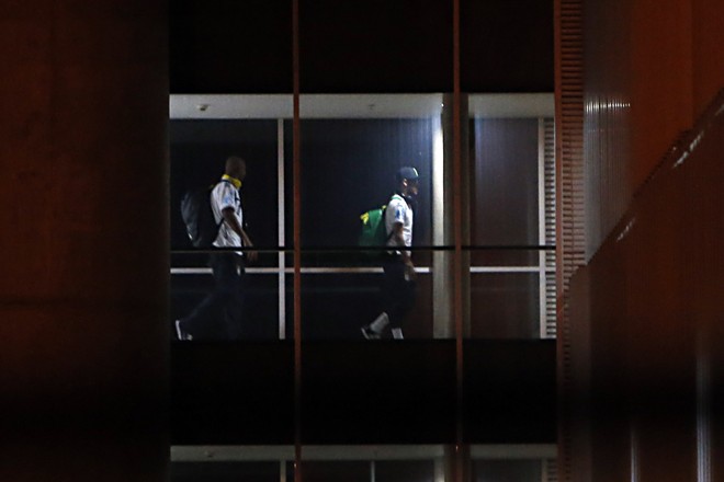 O goleiro Jefferson e o atacante Neymar chegam ao hotel. |