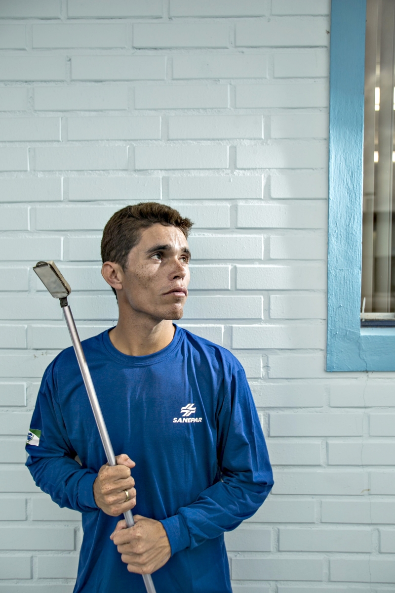 O leiturista da Sanepar Maurício Henrique Chaves: o dono da casa pode ser perigoso | Marcelo Andrade / Gazeta do Povo