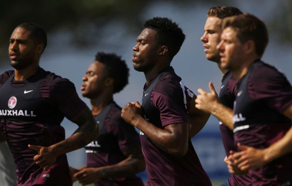 Sturridge (centro), atacante da Inglaterra, prevê jogos difíceis para conseguir a classificação | Reuters
