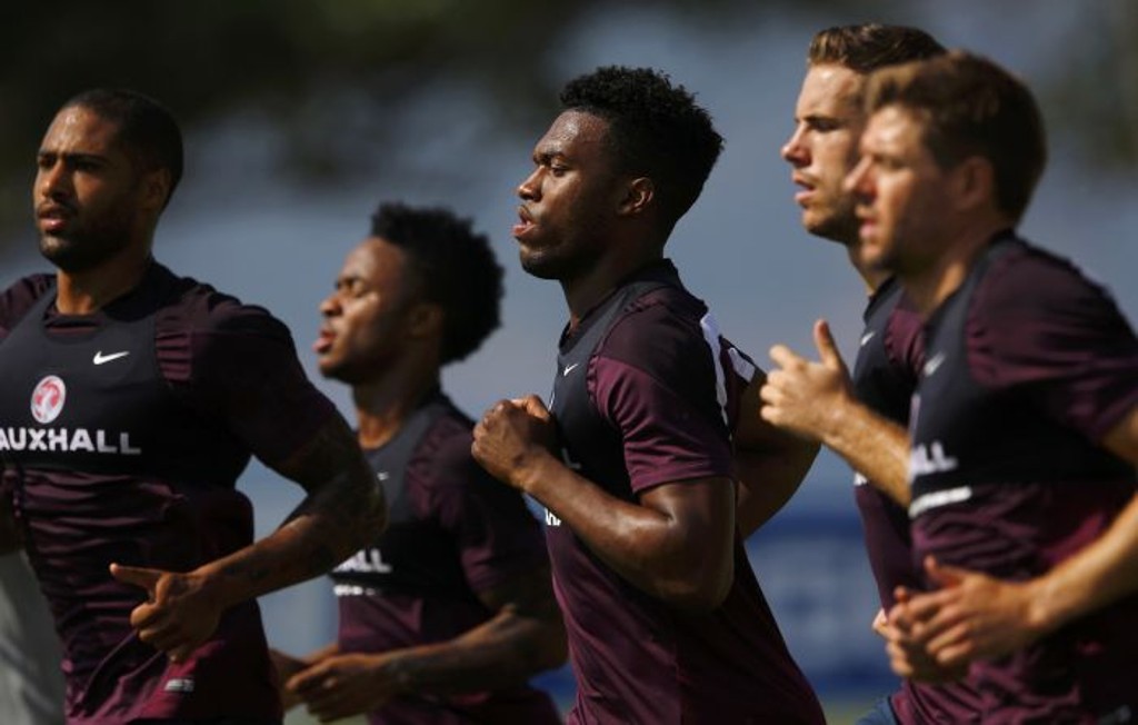 Sturridge (centro), atacante da Inglaterra, prevê jogos difíceis para conseguir a classificação