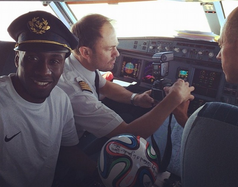 O volante Blaise Matuidi posou com tripulação e a brazuca durante o voo que trouxe a seleção francesa para o Brasil | Reprodução / Instagram de Blaise Matuidi