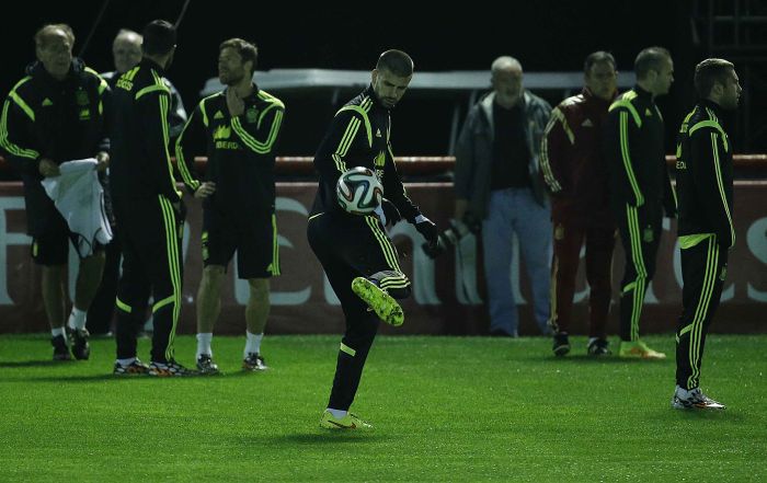 Zagueiro Piqué treina no CT do Caju com a seleção espanhola. Jogadores mostravam abatimento com a eliminação precoce | Jonathan Campos / Gazeta do Povo