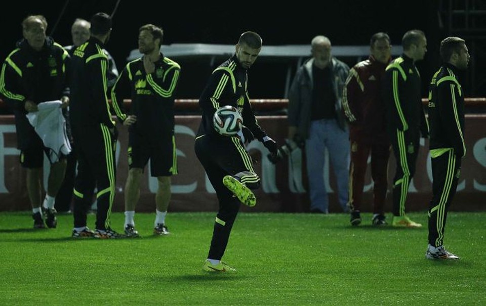Zagueiro Piqué treina no CT do Caju com a seleção espanhola. Jogadores mostravam abatimento com a eliminação precoce | Jonathan Campos / Gazeta do Povo