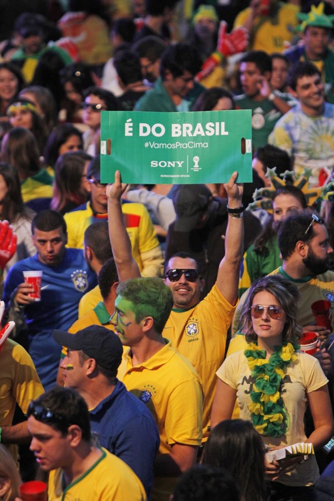 Torcedora do Brasil durante a Fan Fest |