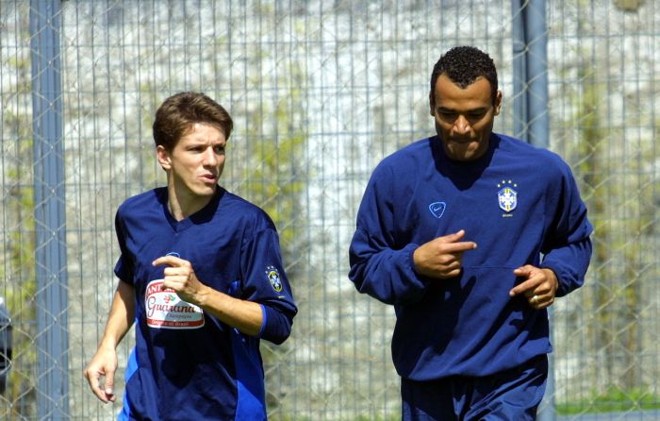 Juninho Paulista e Cafu se preparam no CT do Caju para o jogo contra o Chile nas Eliminatórias para a Copa de 2002. Os dois foram para a Copa naquele ano e foram penta. Cafu tem um currículo maior, sendo tetra em 1994 e jogado também, além de 2002, em 1998 e 2006 |