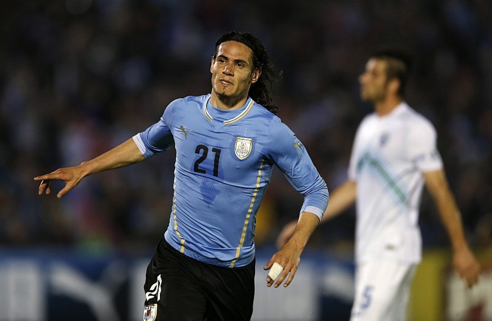 Cavani comemora o primeiro gol do Uruguai na vitória sobre a Eslovênia | Andres Stappf / Reuters
