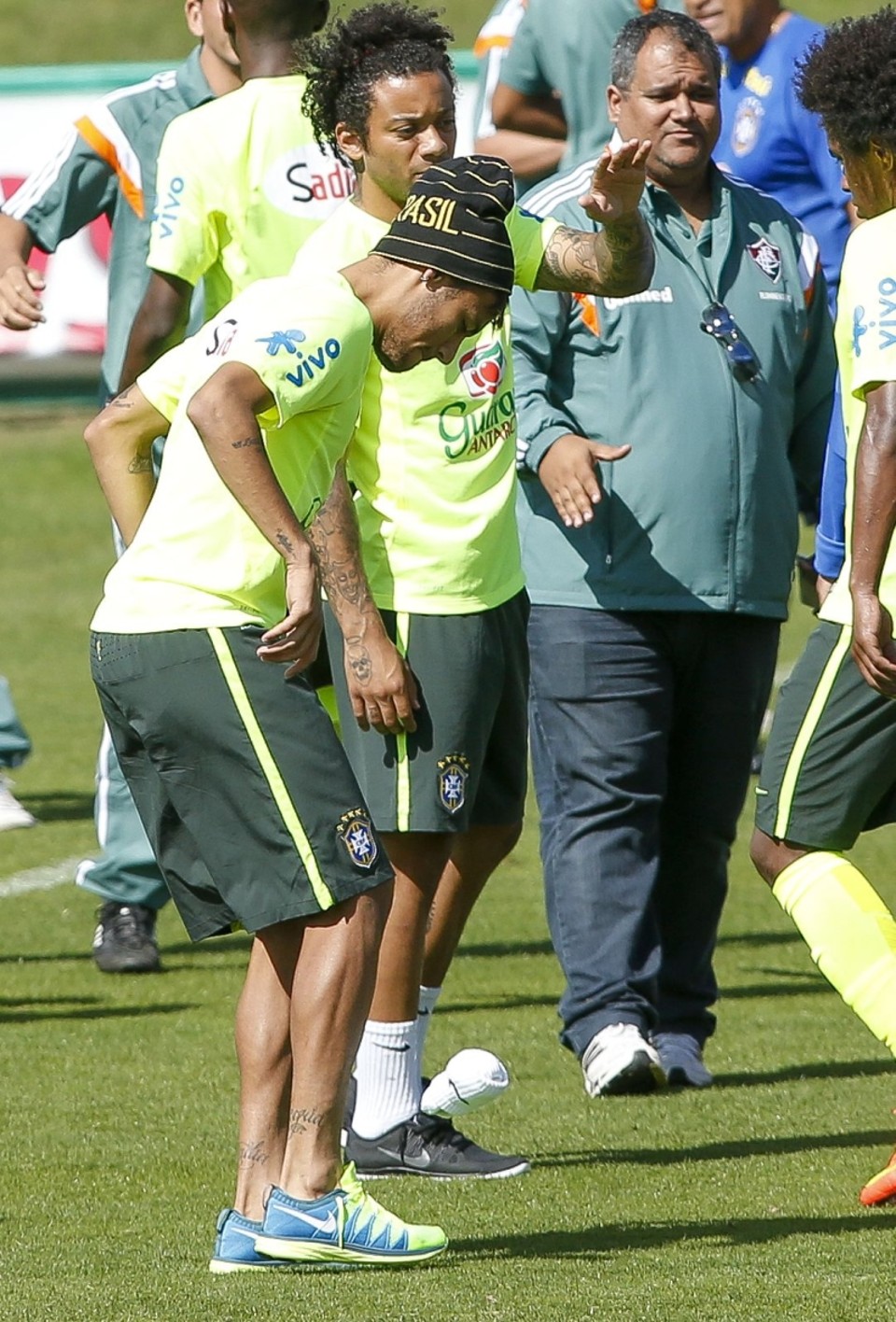 Neymar mostra habilidade com uma bola de meia para o deleite dos fotógrafos | Hugo Harada, enviado especial/ Gazeta do Povo
