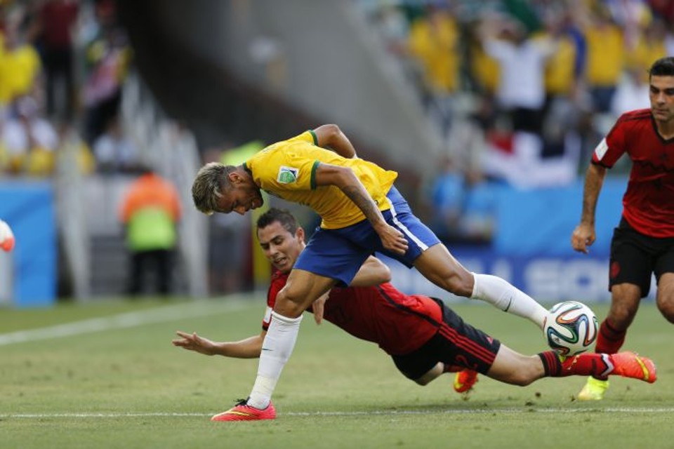 Bem marcado, Neymar se desequilibra para fazer jogada: atacante ficou ofuscado pela defesa mexicana e pouco produziu | Albari Rosa / Gazeta do Povo
