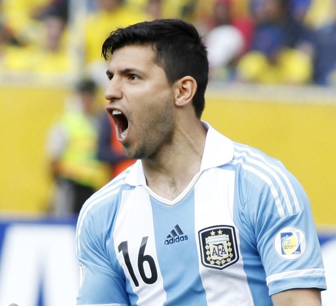 Sergio Aguero (Argentina)- O atacante do Manchester City foi casado por cinco anos com Gianina Maradona. Sim, a filha de Diego Maradona. O divórcio, não foi nada amigável, especialmente depois de Aguero ressurgir nas páginas de jornal ao lado de uma famosa cantora argentina - o que levou o ex-sogro a soltar os bichos para cima do atacante. | 