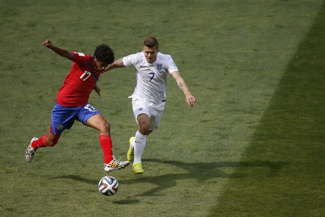 O costarriquenho Yeltsin Tejeda (esq.) e Jack Wilshere, da Inglaterra, jogam durante partida da Copa do Mundo | 