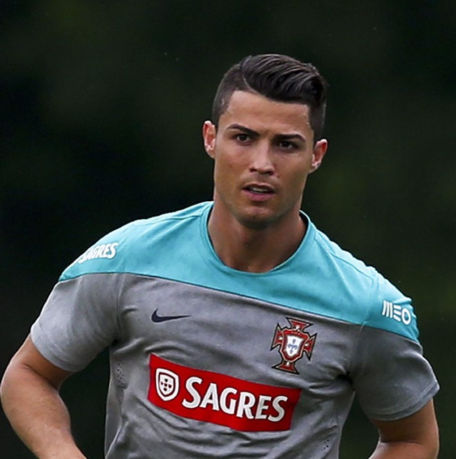 Cristiano Ronaldo (Portugal) Eleito melhor jogador do mundo da atualidade, também em matéria de beleza causa opiniões extremas: ame ou odeie. O último dos metrossexuais, peca pelo excesso de vaidade, mas, compensa pela forma física impecável. | 