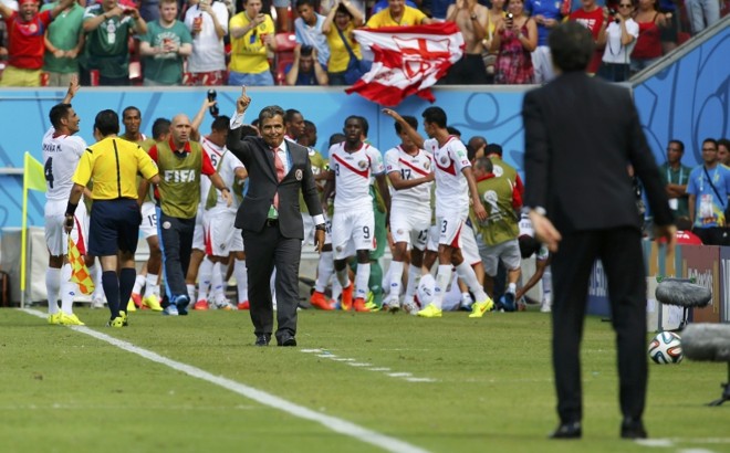 Técnico Jorge Luis Pinto e Seleção Costarriquenha comemoram gol | 