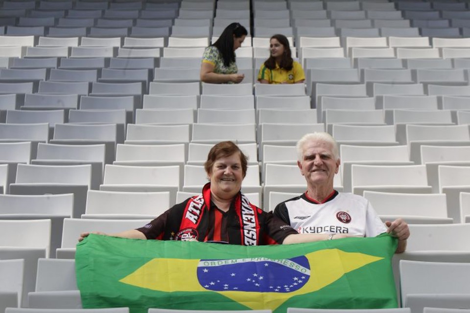 A torcida começa a ocupar a Arena da Baixada, do Clube Atlético Paranaense, para partida entre Irã e Nigéria | Daniel Castellano/Gazeta do Povo