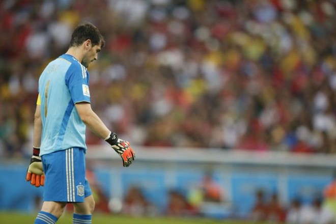 Goleiro Casillas desolado com a desclassificação da Espanha diante do Chile |