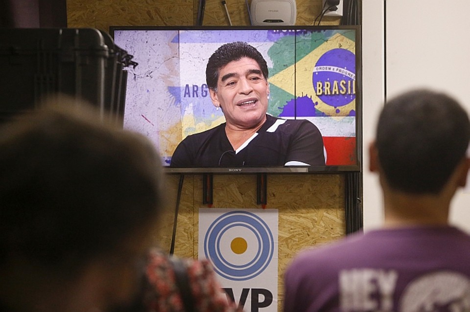 O craque argentino Diego Maradona no programa De Zurda, onde é comentarista. | Hugo Harada/ Agencia de Noticias Gazeta do Povo