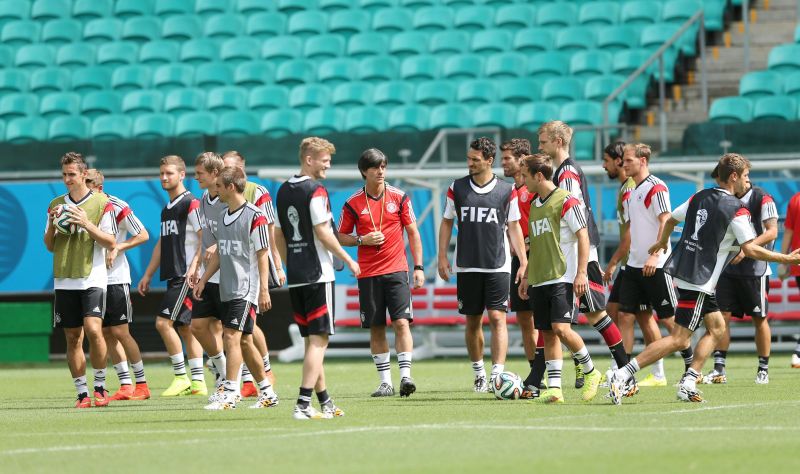Técnico da Alemanha Joachim Loew (no centro) durante treino da seleção do país na Arena Fonte Nova | EFE/EPA/ALI HAIDER EDITORIAL USE ONLY