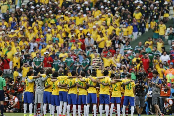 Jogadores cantaram abraçados o hino nacional |