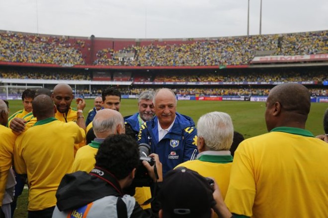 Felipão cumprimenta os campeões mundiais antes do amistoso com a Sérvia |