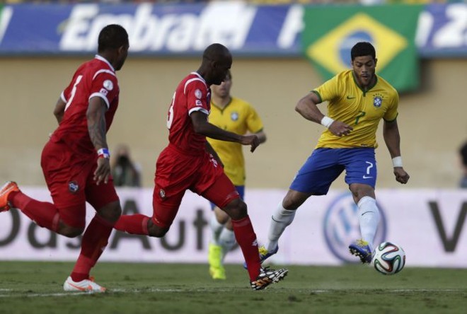 Hulk chuta para marcar o terceiro gol do Brasil diante do Panamá | 