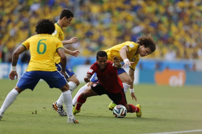 Dos Santos sofre entrada de David Luiz |