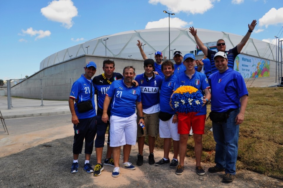 Torcedores da Itália chegaram cedo à Arena da Amazônia. A seis horas do pontapé inicial, já estavam ao redor do estádio | Gustavo Ribeiro / Gazeta do Povo