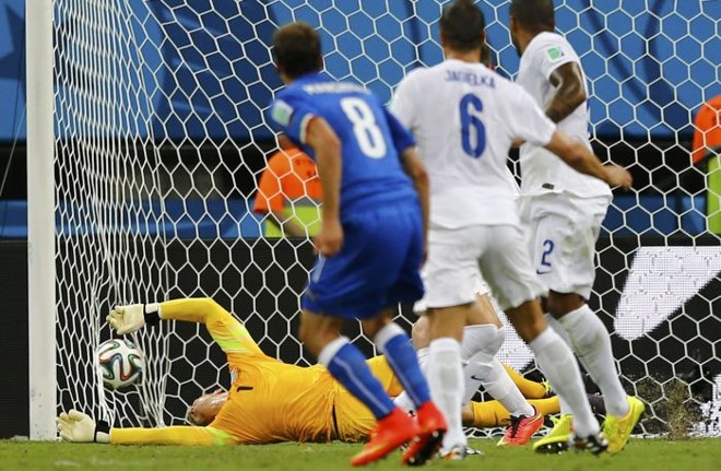 Hart não alcança finalização de Marchisio no canto direito | 