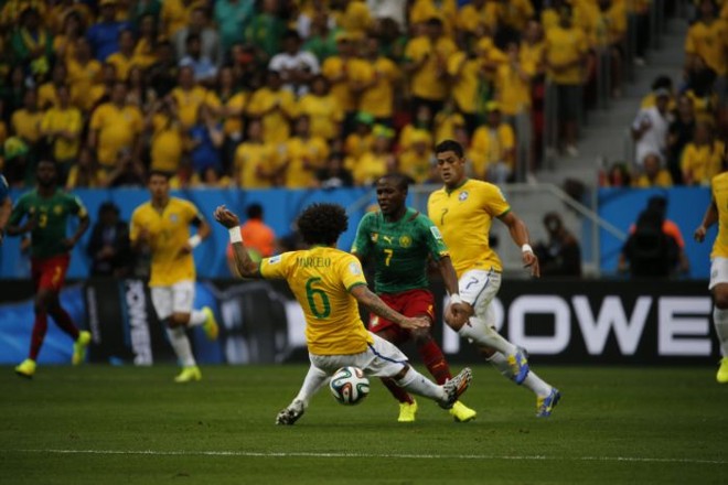 Marcelo divide bola com jogador de Camarões |