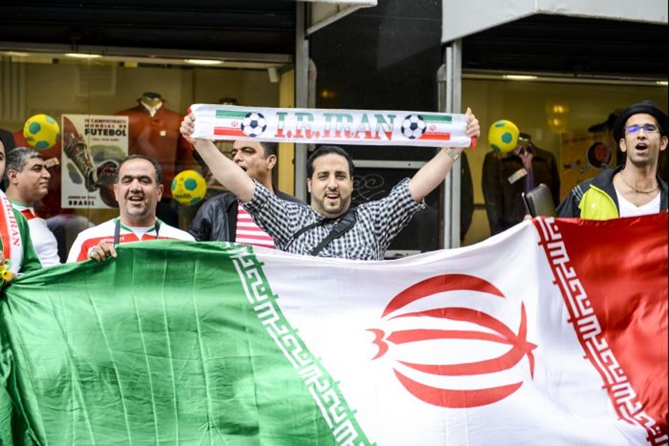 Torcedores do Irã, antes de partida contra a Nigéria. Jogos em Curitiba, com seleções como as duas citadas, devem movimentar a economia em progressão menor do que nas outras sedes | Henry Milleo/Gazeta do Povo