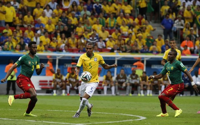 Fernandinho entrou no lugar de Paulinho e mudou o meio-campo da seleção contra Camarões |
