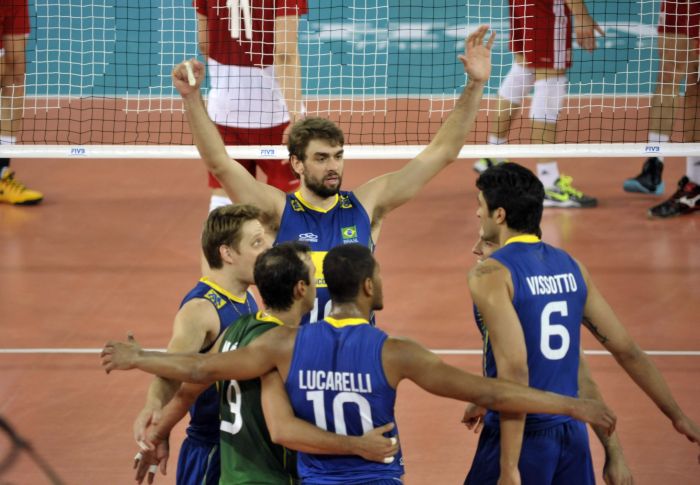Após vencer a Polônia fora de casa, o time de Bernardinho ainda mantém chances de classificação para a fase final da competição | Divulgação / FIVB